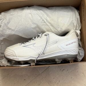 Mizuno Womens White Athletic Cleats
